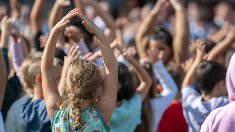 Bewegung Mehrere Kind sind von hinten beim Spielen zu sehen.