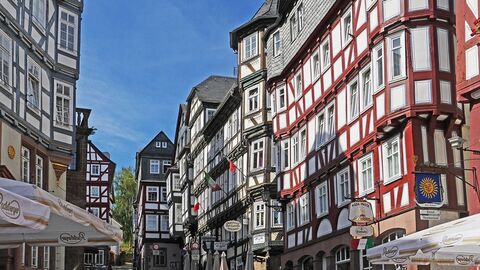 Marburg Bild der Oberstadt in Marburg. Zu sehen ist eine verwinkelte Straße mit alte Fachwerkhäusern.
