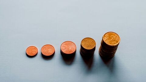 Geld 1, 2, 5, 10 und 20 Cents-Stücke liegen neben einander. Dabei sind immer mehrere gleichwertig Cent-Stücke zu einem Turm aufgestapelt. Der 1-Cent -Stapel ist der kleinste und der 20-Cent-Stapel der Größe.