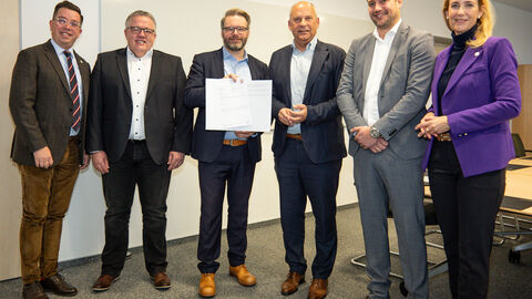 Innenminister Roman Poseck bei der Bescheidübergabe in Niestetal