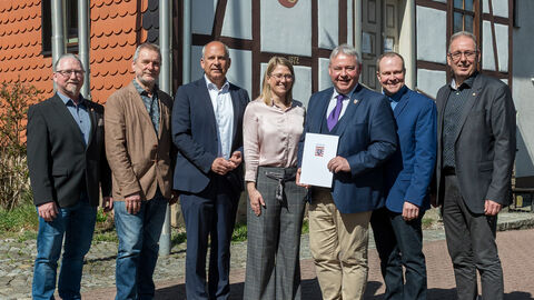 Innenminister Roman Poseck u.a. mit Landrätin Nicole Rathgeber, Bürgermeister der Gemeinde Berkatal Lutz Bergner, Bürgermeister der Gemeinde Wehretal Frank Kummer, Bürgermeister der Gemeinde Weißenborn Thomas Mäurer und Bürgermeister der Gemeinde Meißner Friedhelm Junghans