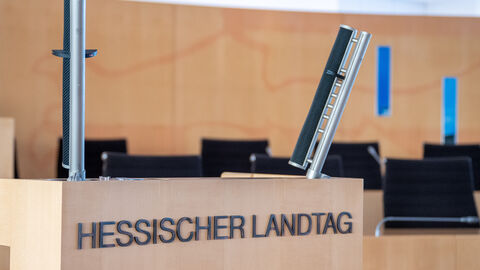 Foto des Rednerpults im Hessischen Landta