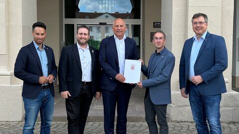 Bescheidübergabe Bad Karshafen Innenminister Roman Poseck mit dem Trendelburger Bürgermeister Manuel Zeich, dem Bad Karlshafener Bürgermeister Marcus Dittrich, dem Landtagsabgeordneten Hans Christian Göttlicher und dem Landtagsabgeordneten Oliver Ulloth