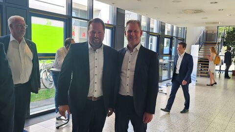 Infostand am Hessentag 2025 Besucher und Referenten vor dem Infostand.