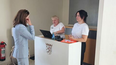 Infostand am Hessentag 2025 Besucher und Referenten vor dem Infostand.