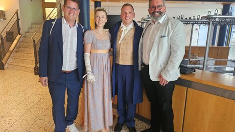 Infostand am Hessentag 2025 Besucher und Referenten vor dem Infostand.