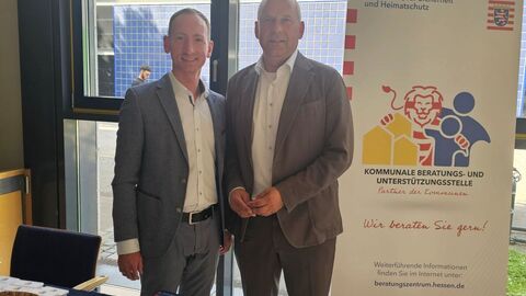 Infostand am Hessentag 2025 Besucher und Referenten vor dem Infostand.