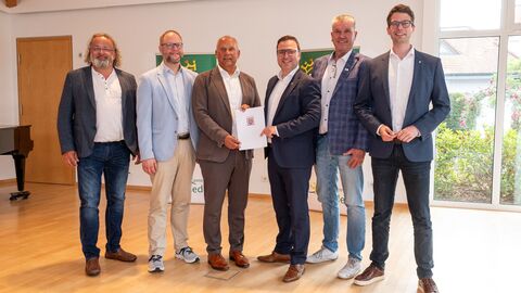 Innenminister Roman Poseck, Bürgermeister Christopher Gärtner (Flieden), Bürgermeister Johannes Rothmund (Eichenzell), Bürgermeister Heiko Stolz (Neuhof), Beigeordneter Markus Hackenberg (Kalbach) und Landtagsabgeordneter Sebastian Müller