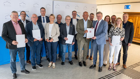 Innenminister Roman Poseck bei der Bescheidübergabe an den Landkreis Marburg-Biedenkopf