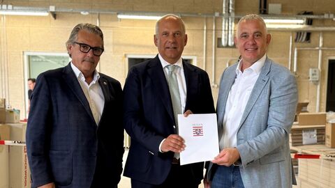 v.l.n.r. Landrat Klaus Peter Schellhaas, Innenminister Roman Poseck und Bürgermeister Jörg Lautenschläger