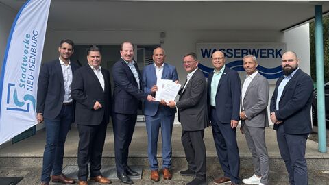 v. l. n. r.: Christoph Pfaff (Leiter Wasserwerk), Erster Stadtrat Stefan Schmitt, Martin Burlon (Bürgermeister Dreieich), Innenminister Roman Poseck, Dirk Hagelstein (Bürgermeister Neu-Isenburg), Kirk Reineke (Neu-Isenburg GmbH), Uwe Hildebrandt (Geschäftsführer Netzdienste Rhein-Main), Dennis Wiesner (stv. Geschäftsführer Netzdienste Rhein-Main)
