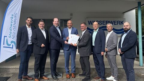 v. l. n. r.: Christoph Pfaff (Leiter Wasserwerk), Erster Stadtrat Stefan Schmitt, Martin Burlon (Bürgermeister Dreieich), Innenminister Roman Poseck, Dirk Hagelstein (Bürgermeister Neu-Isenburg), Kirk Reineke (Neu-Isenburg GmbH), Uwe Hildebrandt (Geschäftsführer Netzdienste Rhein-Main), Dennis Wiesner (stv. Geschäftsführer Netzdienste Rhein-Main)