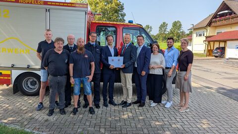Staatssekretär Martin Rößler u.a. mit Dr. Steffen Löwer (Vertreter des Magistrats), Markus Zinke (Mitglied Ortsbeirat Wickersrode), Alexander Brill (Wehrführer Stadtteilfeuerwehr Reichenbach), Stefan Schneider (Landtagsabgeordneter) und Nicole Rathgeber (Landrätin)