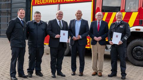 Innenminister Roman Poseck u.a. mit dem Bürgermeister von Alsfeld, Stephan Paule, und dem Bürgermeister von Lauterbach, Rainer-Hans Vollmöller