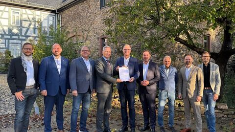Land Hessen fördert Machbarkeitsstudie zur Zusammenarbeit von sieben Rheingauer Kommunen mit 70.000 Euro  Staatssekretär Martin Rößler überreicht Winfried Steinmacher, Bürgermeister von Kiedrich und Vorsteher des Zweckverbands Rheingau, den Zuwendungsbescheid