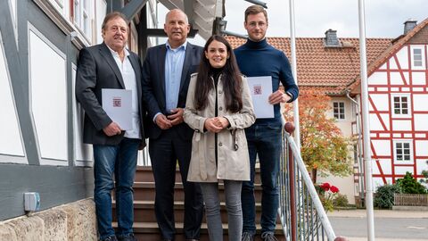 Lothar Maurer, Erster Beigeordneter der Gemeinde Oberaula, Innenminister Roman Poseck, Jonas Korell, Bürgermeister der Gemeinde Ottrau, und Landtagsabgeordnete Christin Ziegler (v.l.n.r.) 