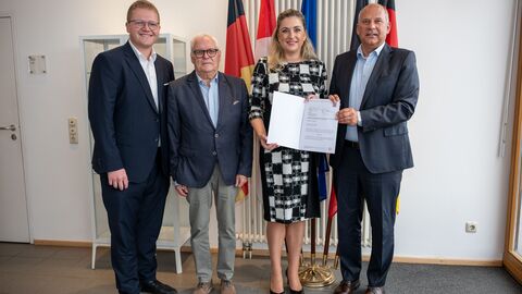 Innenminister Poseck übergibt IKZ-Förderbescheid an Bürgermeisterin Beatrice Schenk-Motzko. Ebenfalls anwesend Sebastian Sommer, MdL und Dieter Fritz, Erster Stadtrat der Stadt Usingen