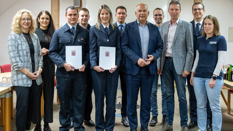 Innenminister Roman Poseck u.a. mit Bürgermeister Jens Nöll und Feuerwehrkameraden