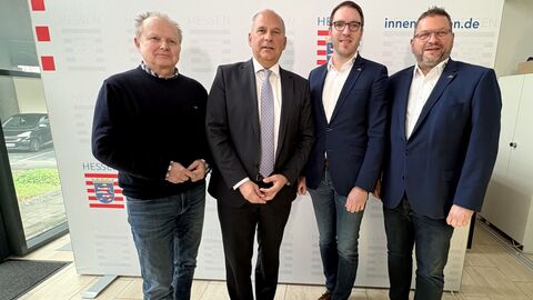 Landessprecher des Bundesverbands für City- und Stadtmarketing Jan-Bernd Röllmann, Innenminister Roman Poseck, Volkmarsens Bürgermeister Hendrik Vohle und Bad Arolsens Marko Lambion  