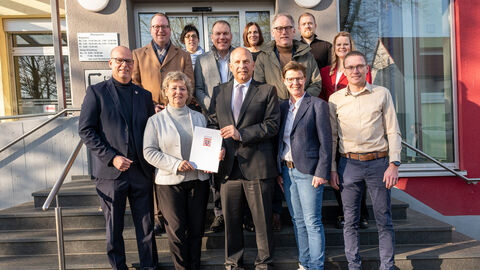 Innenminister Roman Poseck u.a. mit dem Bürgermeister der Gemeinde Brechen, Frank Groos, dem Bürgermeister der Gemeinde Selters, Benjamin Zabel, dem Bürgermeister der Stadt Bad Camber, Daniel Rühl, der Bürgermeisterin der Gemeinde Hünfelden, Silvia Scheu-Menzer und Landtagsabgeordnete Marion Schardt-Sauer