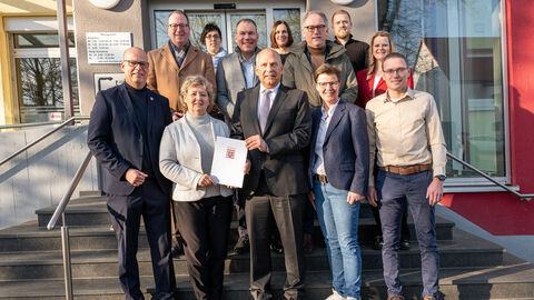 Innenminister Roman Poseck u.a. mit dem Bürgermeister der Gemeinde Brechen, Frank Groos, dem Bürgermeister der Gemeinde Selters, Benjamin Zabel, dem Bürgermeister der Stadt Bad Camber, Daniel Rühl, der Bürgermeisterin der Gemeinde Hünfelden, Silvia Scheu-Menzer und Landtagsabgeordnete Marion Schardt-Sauer