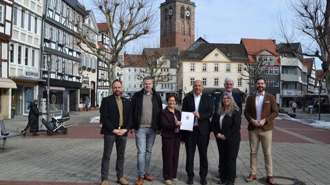 Innenminister Roman Poseck übergibt Bescheid an die Bürgermeister Marcus Weber, Stefan Knoche, Anke Hofmann und Daniel Iliev für die Interkommunale Zusammenarbeit beim Sofortprogramm „Sicherheit bei Veranstaltungen“ 