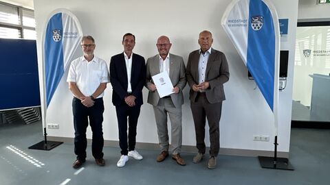 Übergabe des Förderbescheids durch Innenminister Poseck