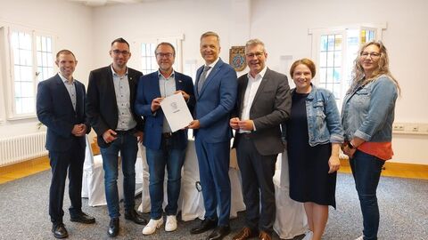 Innenstaatssekretär Rößler übergibt Förderbescheid